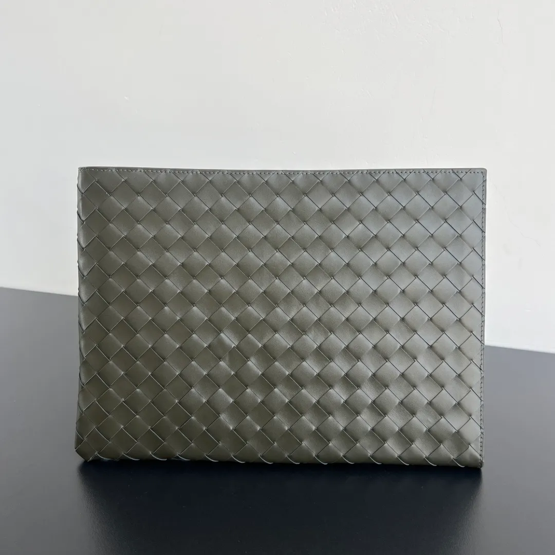 #博特家half-zip clutch bag 607479 intreccio woven clutch bag, low-key and brand-recognizable, made of imported calfskin, showing high-end soft texture and exquisite craftsmanship, with silver hardware half-zip closure, the main compartment provides enough storage space, this bag has a classic appearance that is timeless and practical! Whether it is for daily use or commuting to work, it can instantly improve the overall taste😄 This leather goods is an ideal travel companion, size: 33x24.5x2, P1960